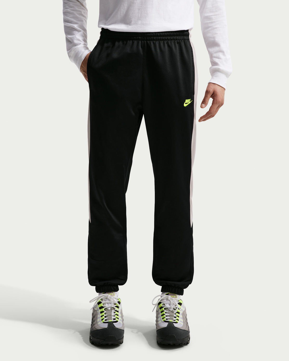 Pantalón Nike logo bordado
